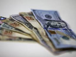 Dólar opera em alta e passa de R$ 4, maior cotação desde a criação do real