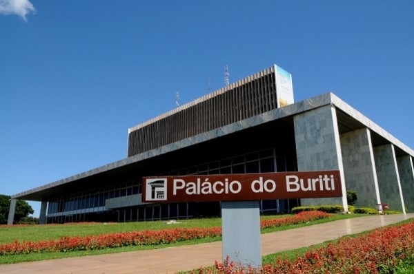 Pela primeira vez, Rollemberg chama a bancada