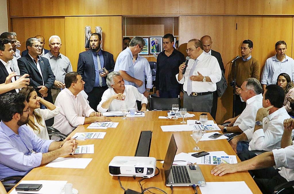 Clima entre Ibaneis e distritais movimenta cerimônia no legislativo