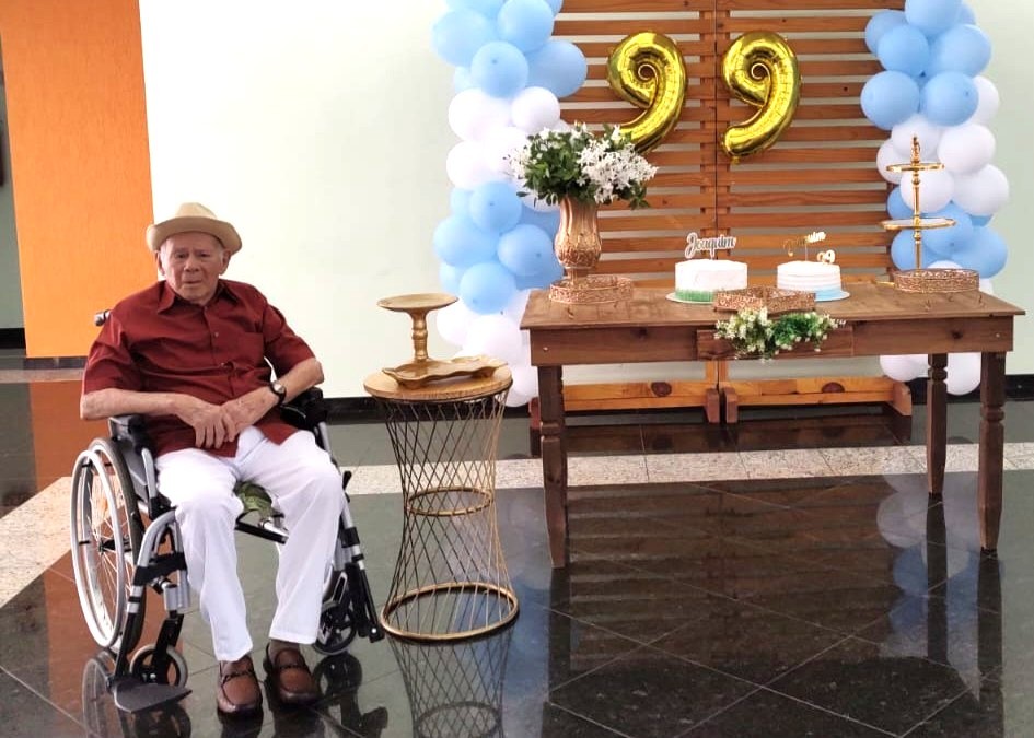 Associado Joaquim Ferreira de Brito celebra 99 anos na sede da AAFIT ao lado de familiares e amigos