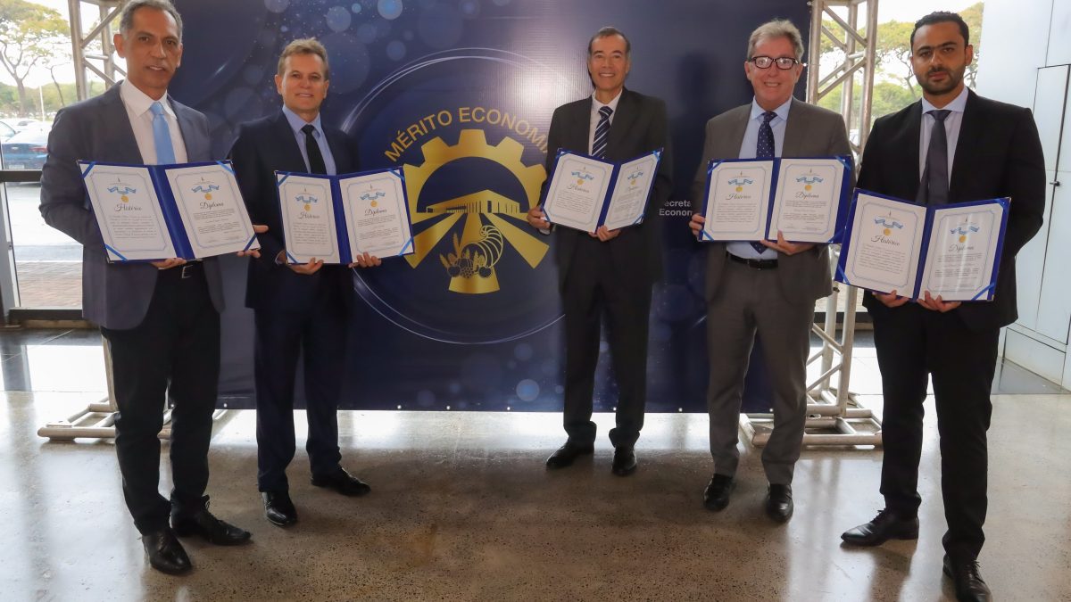 Auditores Fiscais associados à AAFIT recebem Medalha Mérito Economia do GDF